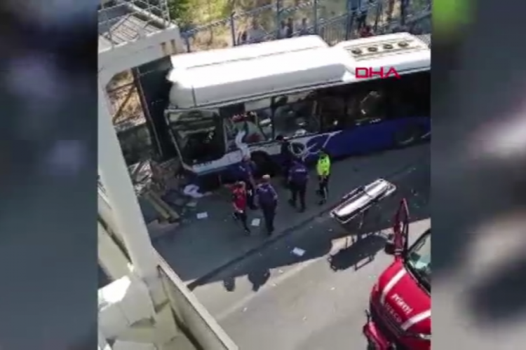 Belediye otobüsü kaza yaptı! Çok sayıda yolcu yaralı...