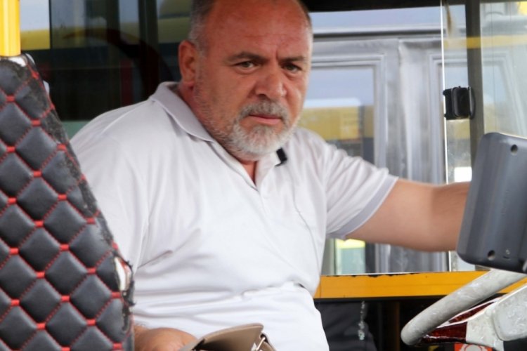 Otobüs şoförü, aracında unutulan içinde para ve altın olan çantayı sahibine ulaştırdı
