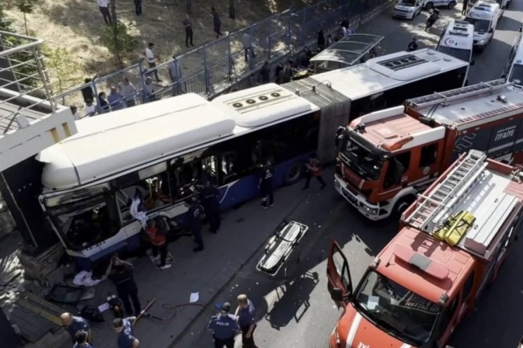 Ankara'da belediye otobüsü kaza yaptı: 20 yaralı