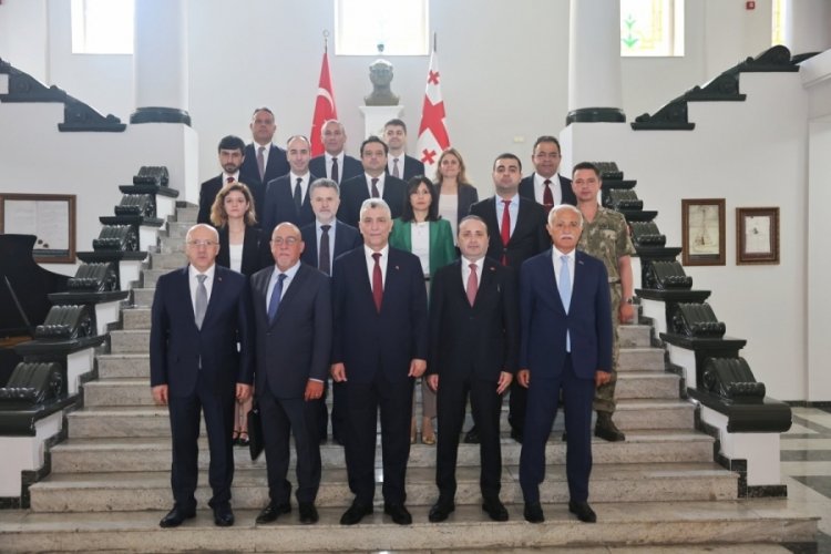 Bakan Bolat, Türkiye'nin Tiflis Büyükelçiliği'ni ziyaret etti