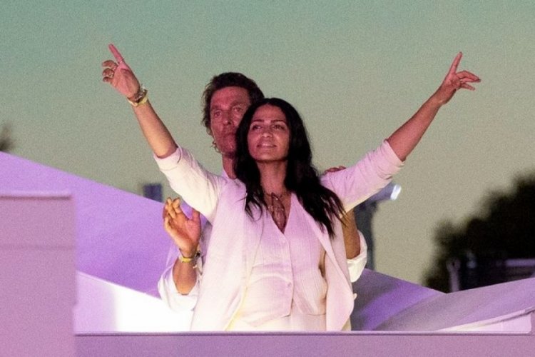 Matthew McConaughey ve eşinden konserde romantik dans