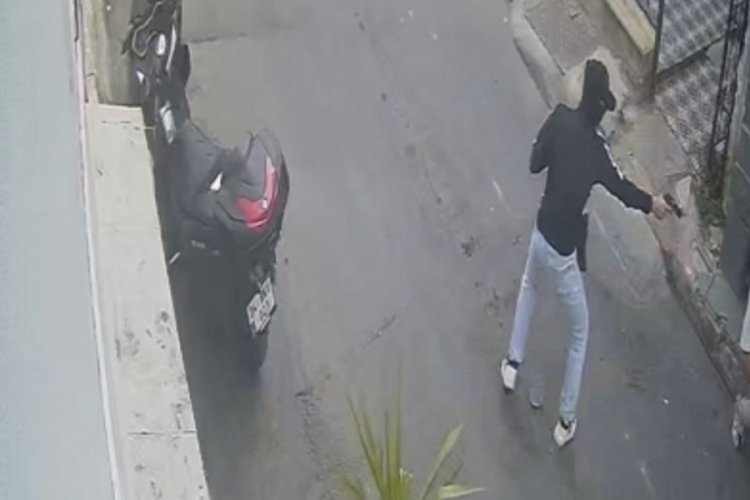 Berberde kıyafetini değiştirip, husumetlisine silahlı saldırı düzenledi