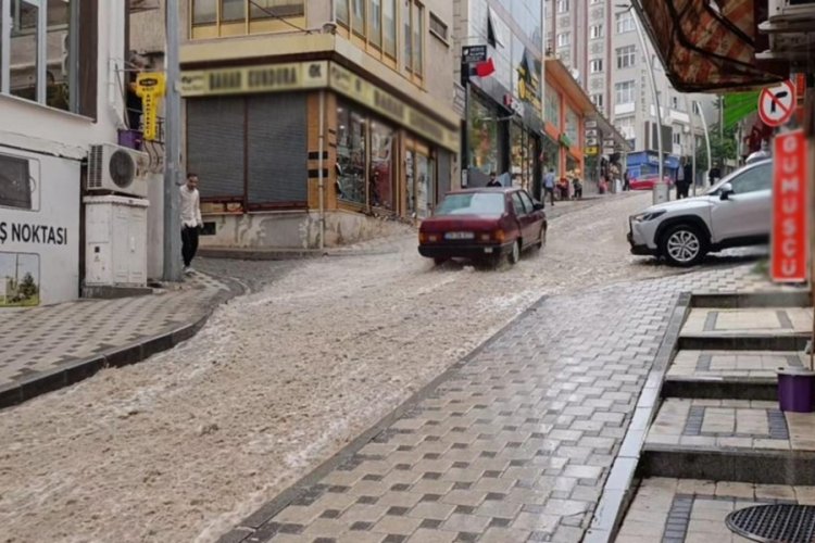 10 dakika süren sağanak, cadde ve sokakları göle çevirdi