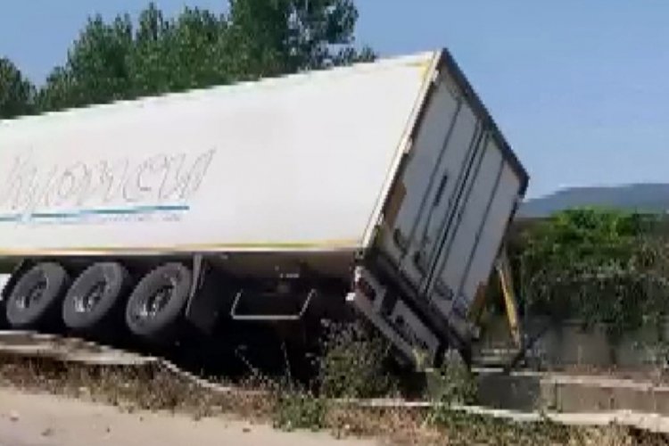 Bursa'da feci kaza! Bariyerlere çarpıp...