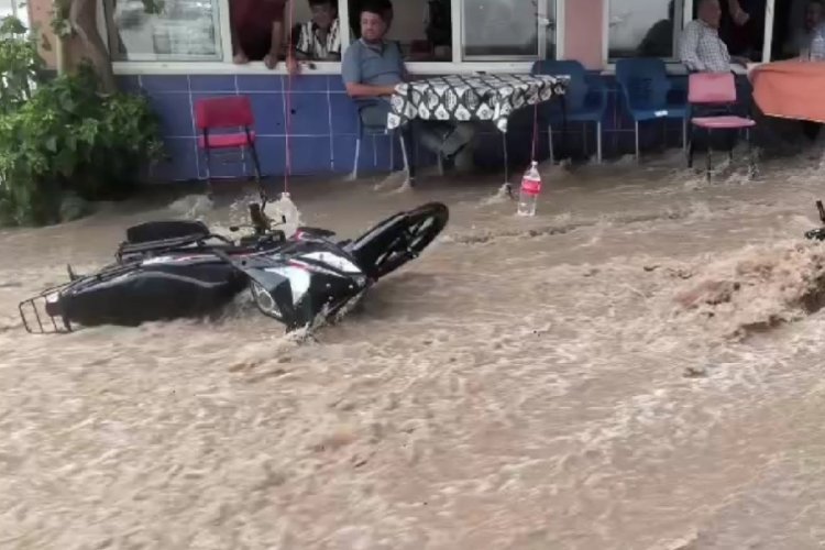 Aniden bastıran sağanak yağış Tavas'ta taşkına neden oldu