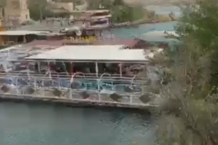 Halatları kopan duba restoran akıntıya kapıldı!