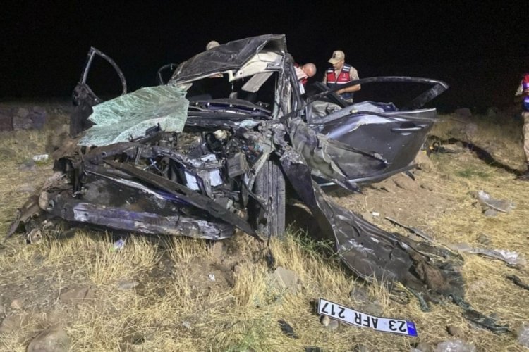 Elazığ'da otomobil şarampole devrildi: 2 ölü, 3 yaralı