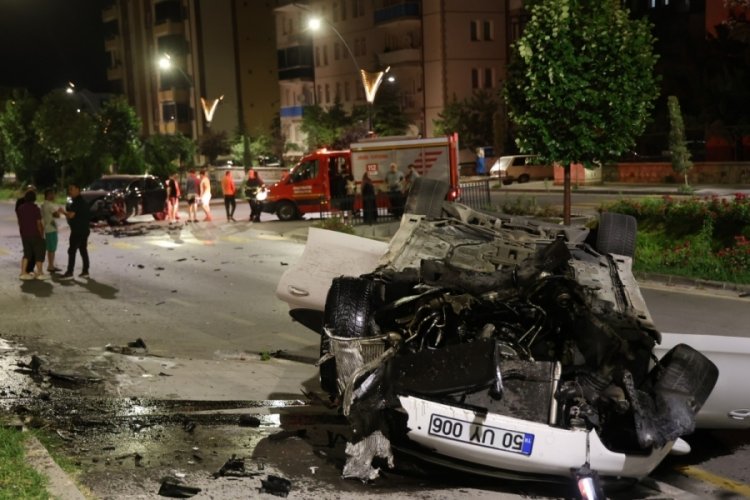 Lüks arabalar kavşakta birbirini buldu! Takla atarak durabildi...