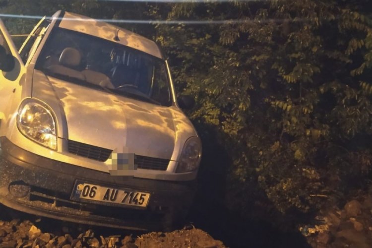 Bozuk yolu fark etmeyen sürücü şarampole düştü
