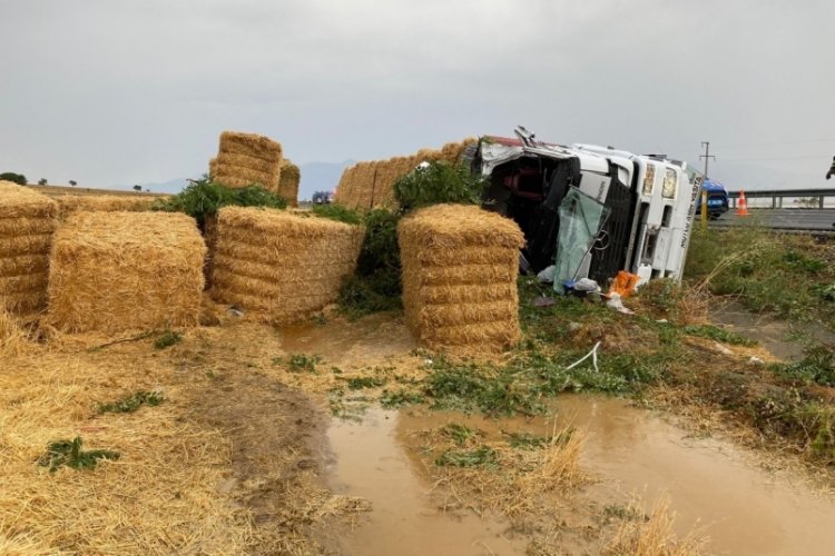 Saman yüklü tır devrildi; sürücü öldü, eşi ve çocukları yaralandı