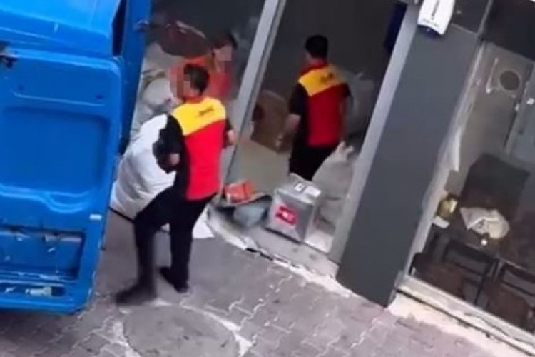 Kargo firması çalışanları kolileri kamyona fırlatarak yükledi