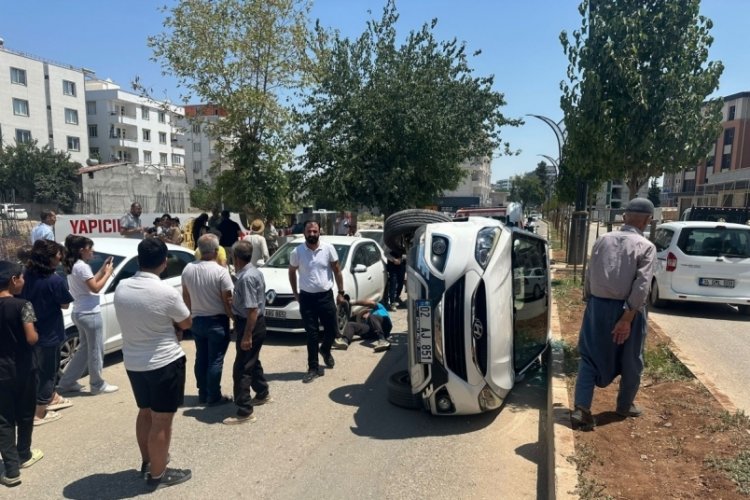 Araçla çarpışan otomobil devrildi: 1 yaralı