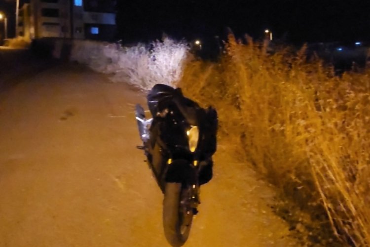Çaldıkları motosikleti boş araziye atıp kaçtılar