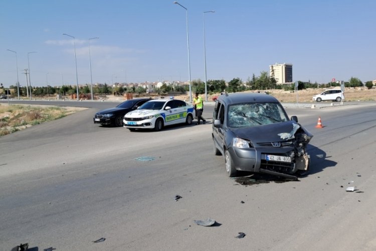 Otomobille hafif ticari araç çarpıştı: 1 yaralı