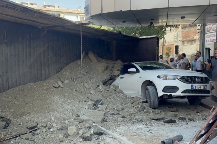 Hafriyat kamyonu otomobilin üzerinde devrildi: 1 yaralı