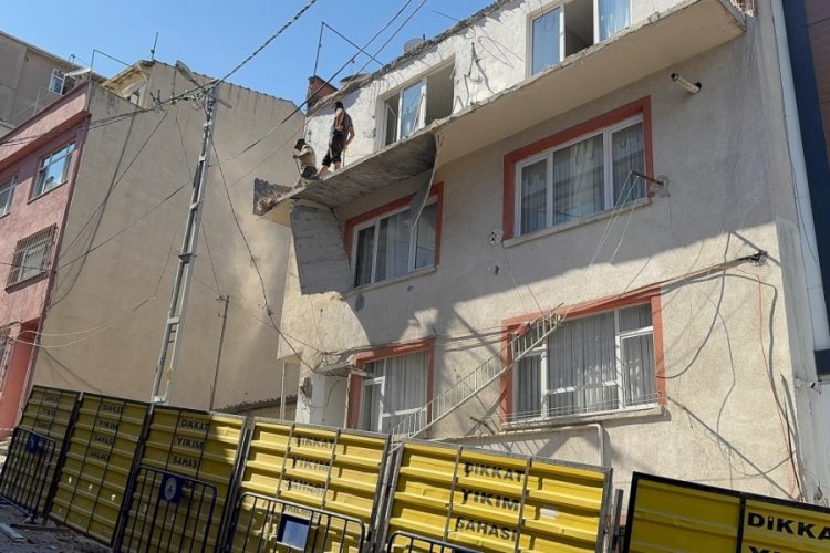 Balkon çöktü, bina tedbir amaçlı mühürlendi