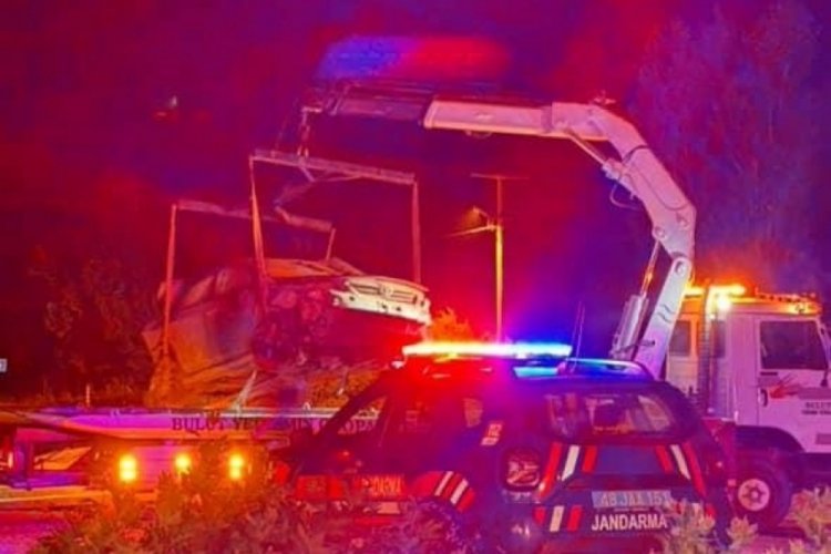 Çukura düşen otomobildeki 4 kişi yaralandı