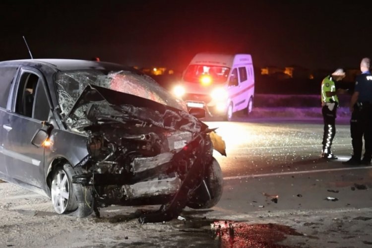 Kontrolden çıkan otomobil duvara çarpıp yola savruldu: 1 ağır yaralı