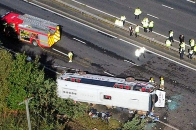 İngiltere'de okul otobüsü devrildi: 1 ölü, ikisi ağır 21 yaralı