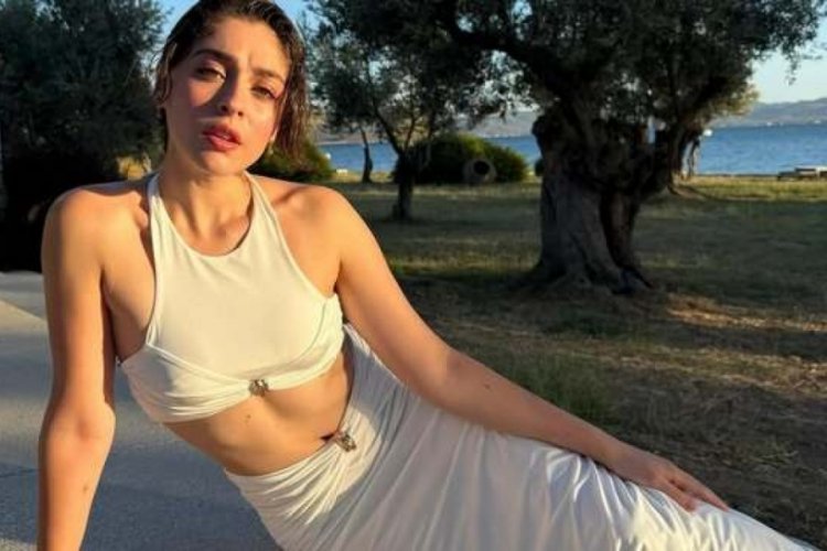 Cemre Baysel, Yunan Adaları'nda tatil yapıyor