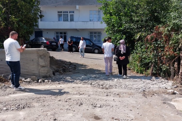 "Tapulu arsam" diyen vatandaşın beton duvarla kapattığı yol iş makinesiyle açıldı