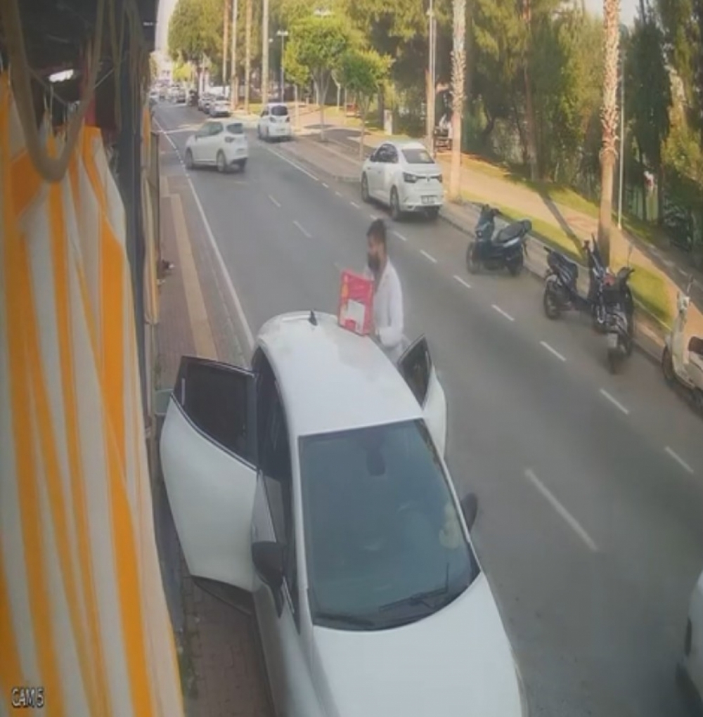 Aracından malzeme indiren market çalışanı canından oluyordu! O anlar kameralara yansıdı...