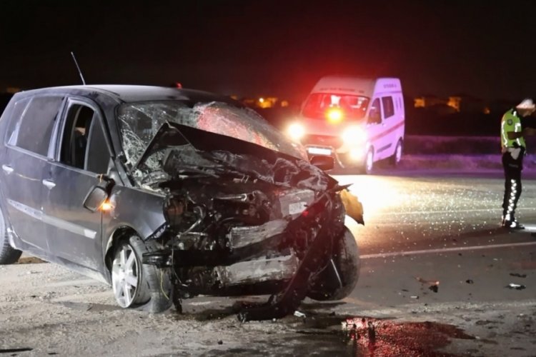 Duvara çarpıp yola savrulan otomobilin sürücüsü kurtarılamadı