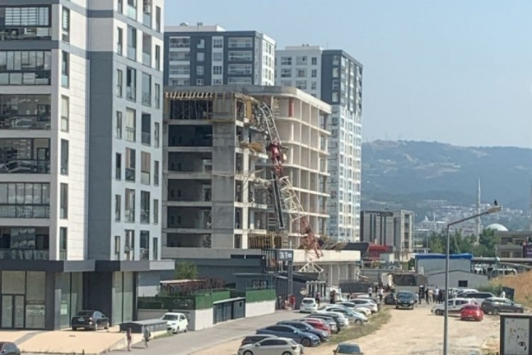 Bursa'da büyük panik! Şantiyede kule vinç devrildi...