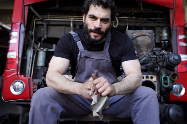 Tulumu giydi motorun altına yattı