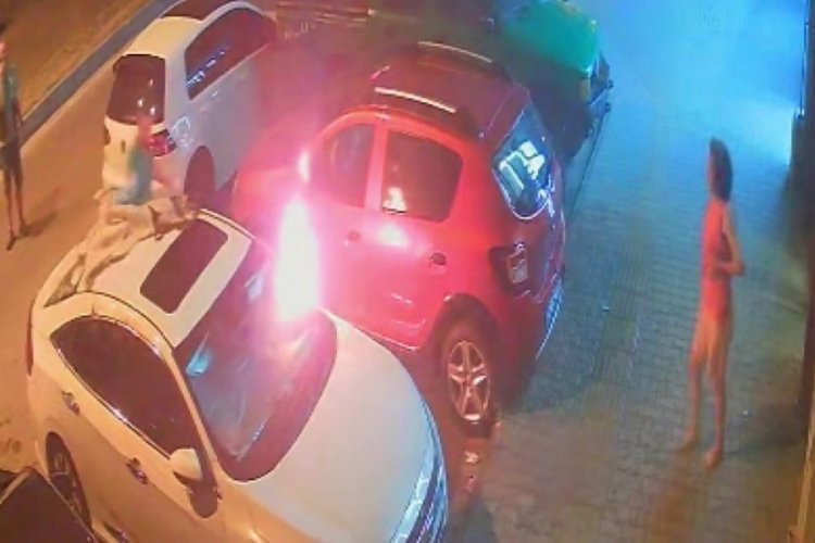 Park halindeki otomobilin üzerine battaniye örtüp ateşe vermişti: O anlar kamerada
