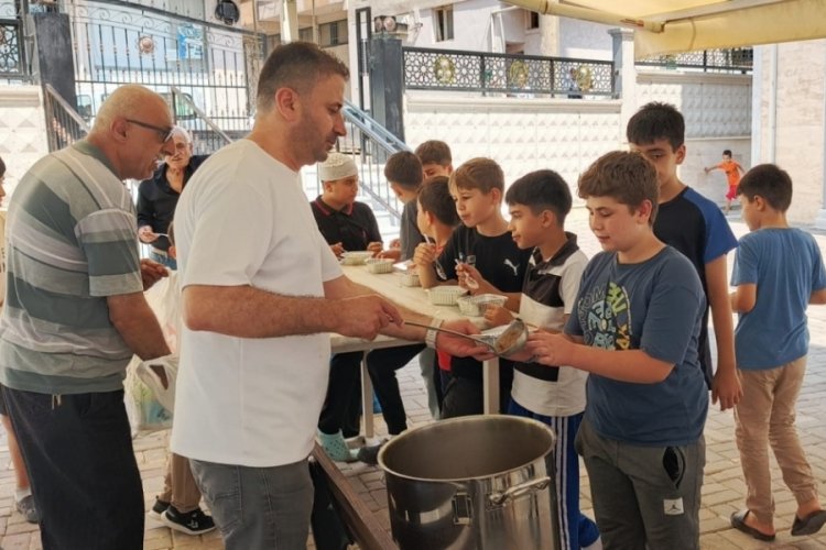 Bursalı esnaf bin 200 kişiye aşure dağıttı