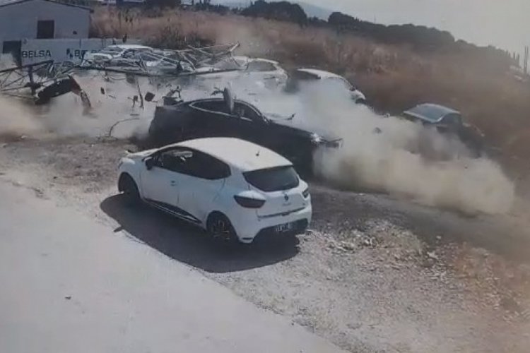 Bursa'daki vinç kazasının yeni görüntüsü ortaya çıktı! Lüks araç paramparça oldu...