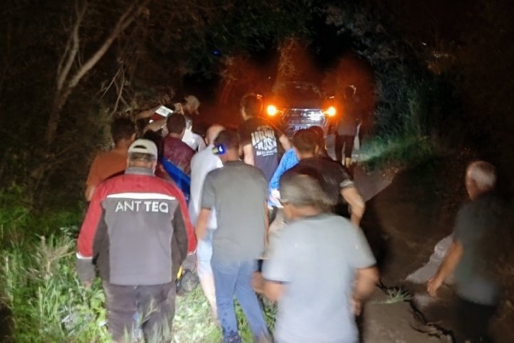 Otomobil sel sularına kapıldı: Sürücü araçtan atladı, eşi sürüklendi