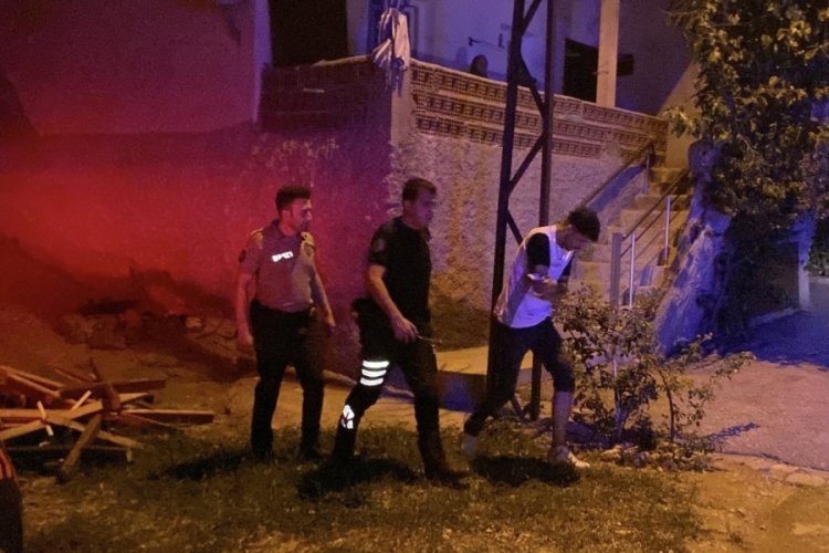 Tartışan 2 arkadaş birbirini bıçakladı: 2 yaralı 