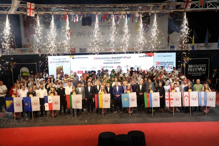 İnegöl'ün Kültür Ve Kardeşlik Festivalinde altın mobilyanın sahibi KKTC