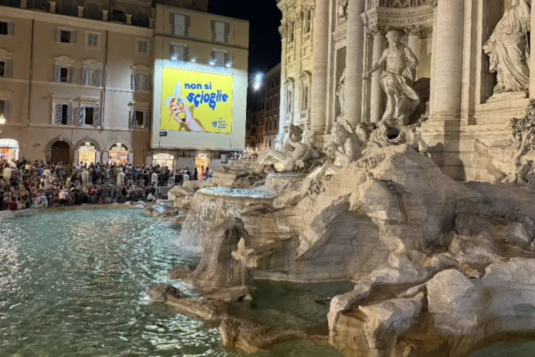 Roma'da Trevi Çeşmesi'nin ışıkları Gazze için söndü!