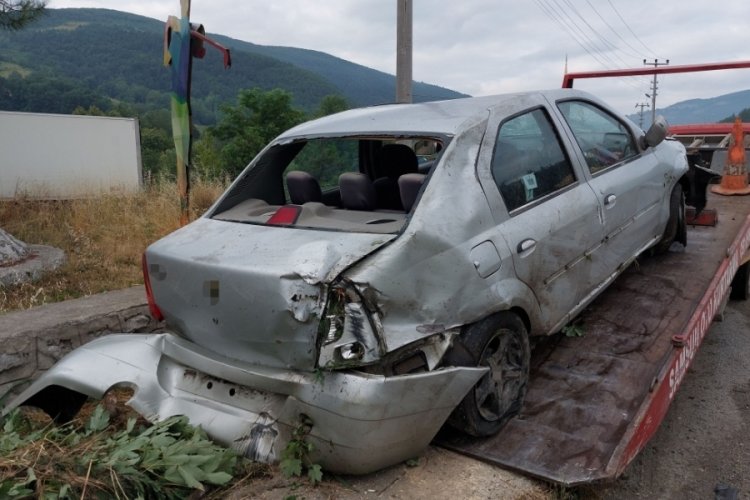Hurdaya dönen araçtaki 4 kişi emniyet kemeri sayesinde kurtuldu!