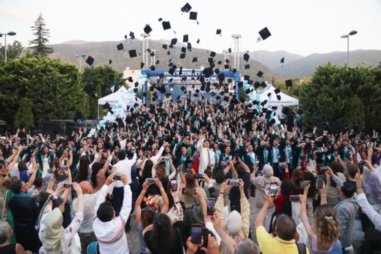 BTÜ 15'nci yılında mezunlarını uğurladı