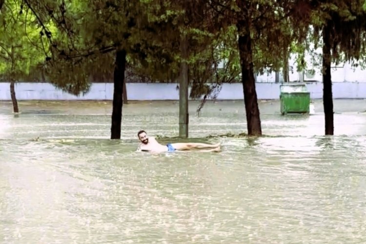 Altyapı eksikliğini yüzerek gösterdi!