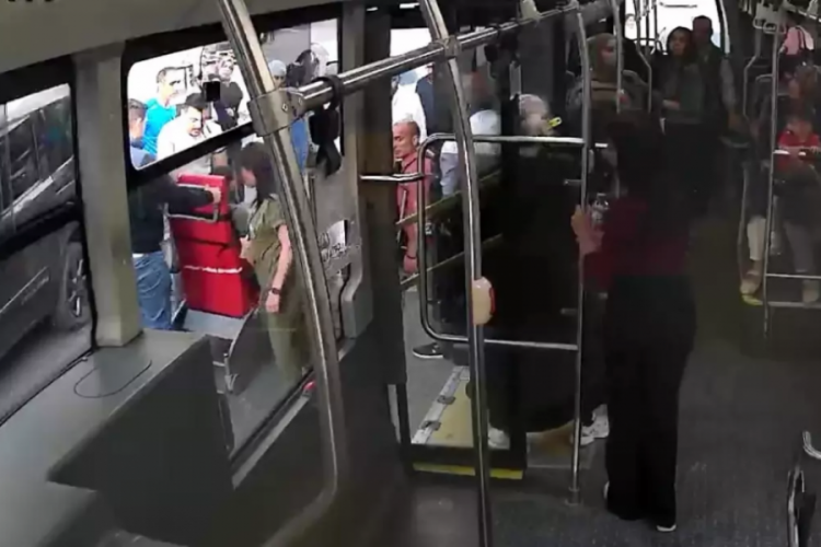 Otobüste korku dolu anlar! Hastaneye yetişti...