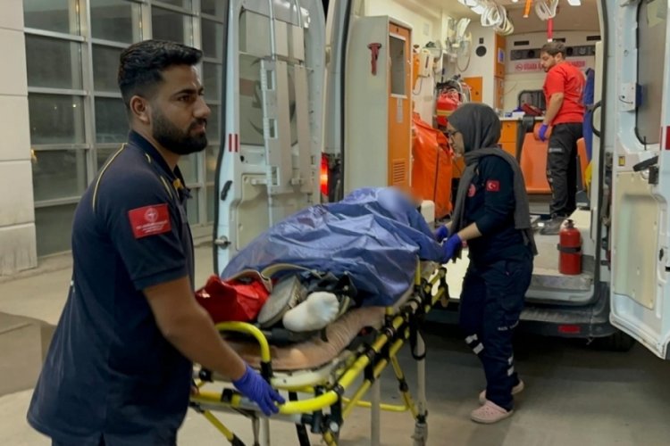Traktörün çarptığı bahçe kapısının altında kalan kadın yaralandı
