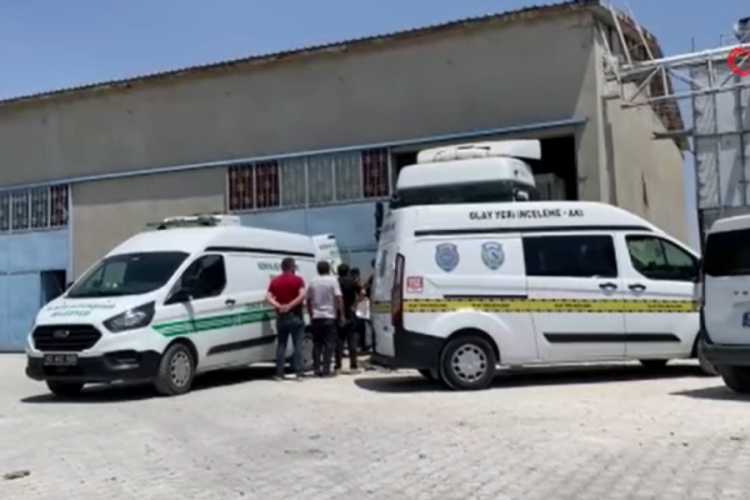 Tırdan boşaltılan yemlerin altında kalarak hayatını kaybetti