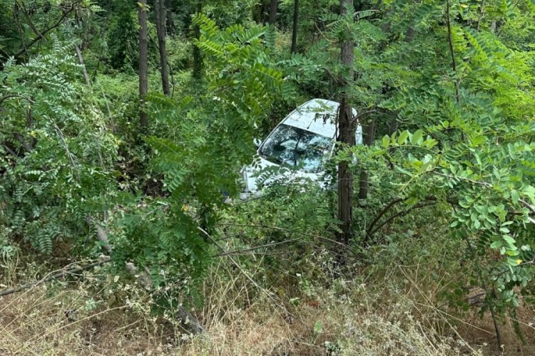 Bursa'da kontrolden çıkan otomobil şarampole yuvarlandı