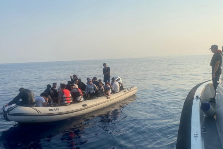 Lastik botla sürüklenen 37 kaçak göçmen kurtarıldı