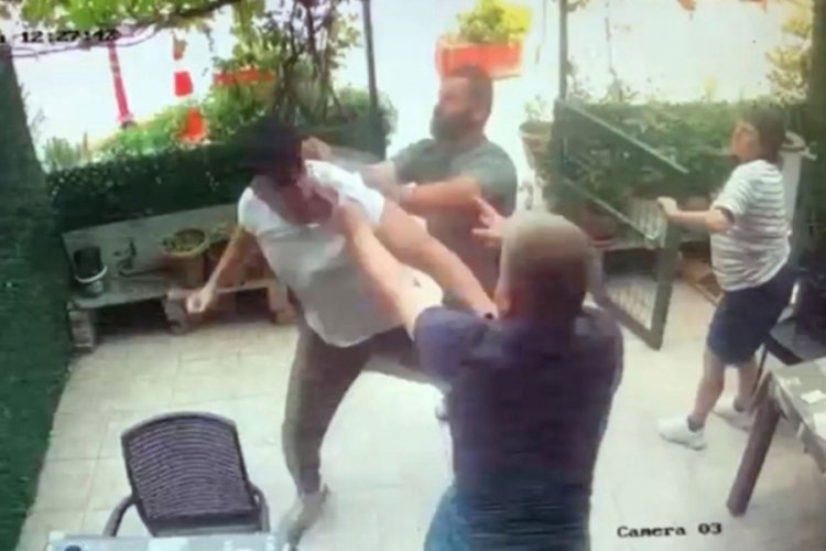 Kız arkadaşını hatalı park nedeniyle uyaran esnafı yumrukladı