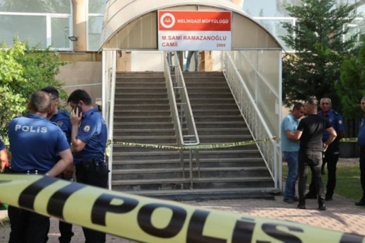 Camide dehşet! Namaz kılarken öldürdü