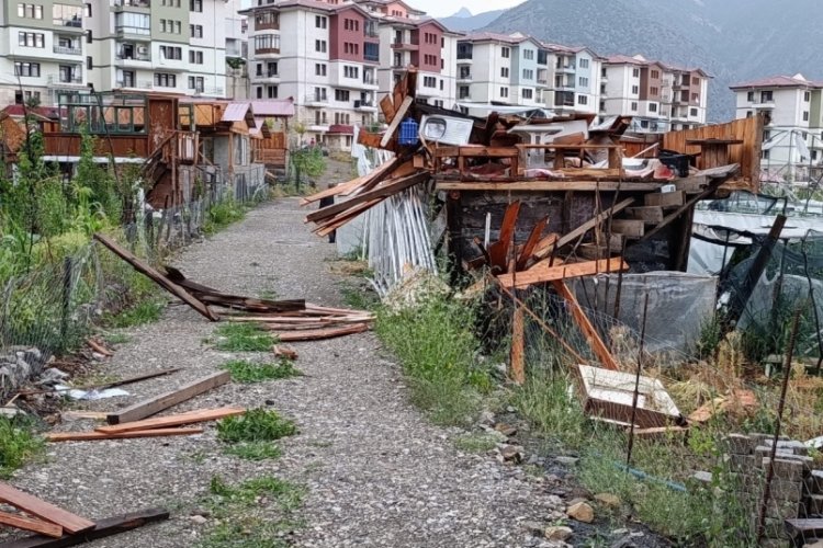 Artvin'de fırtına çatıları uçurdu
