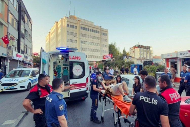 Sokak ortasında husumetlisini bıçakladı