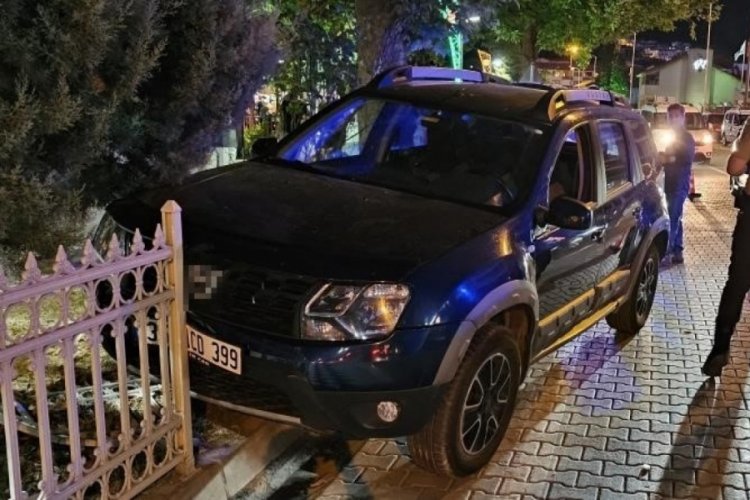 Fenalaşan cip sürücüsü demir korkuluklara çarptı