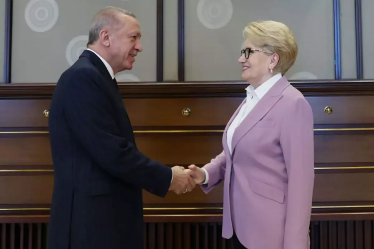 Meral Akşener'in sarı saçlı halini unutun! Yine imaj değiştirdi 